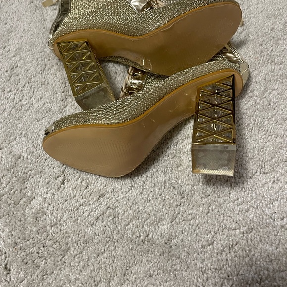 Shoe - Picture 3 of 4